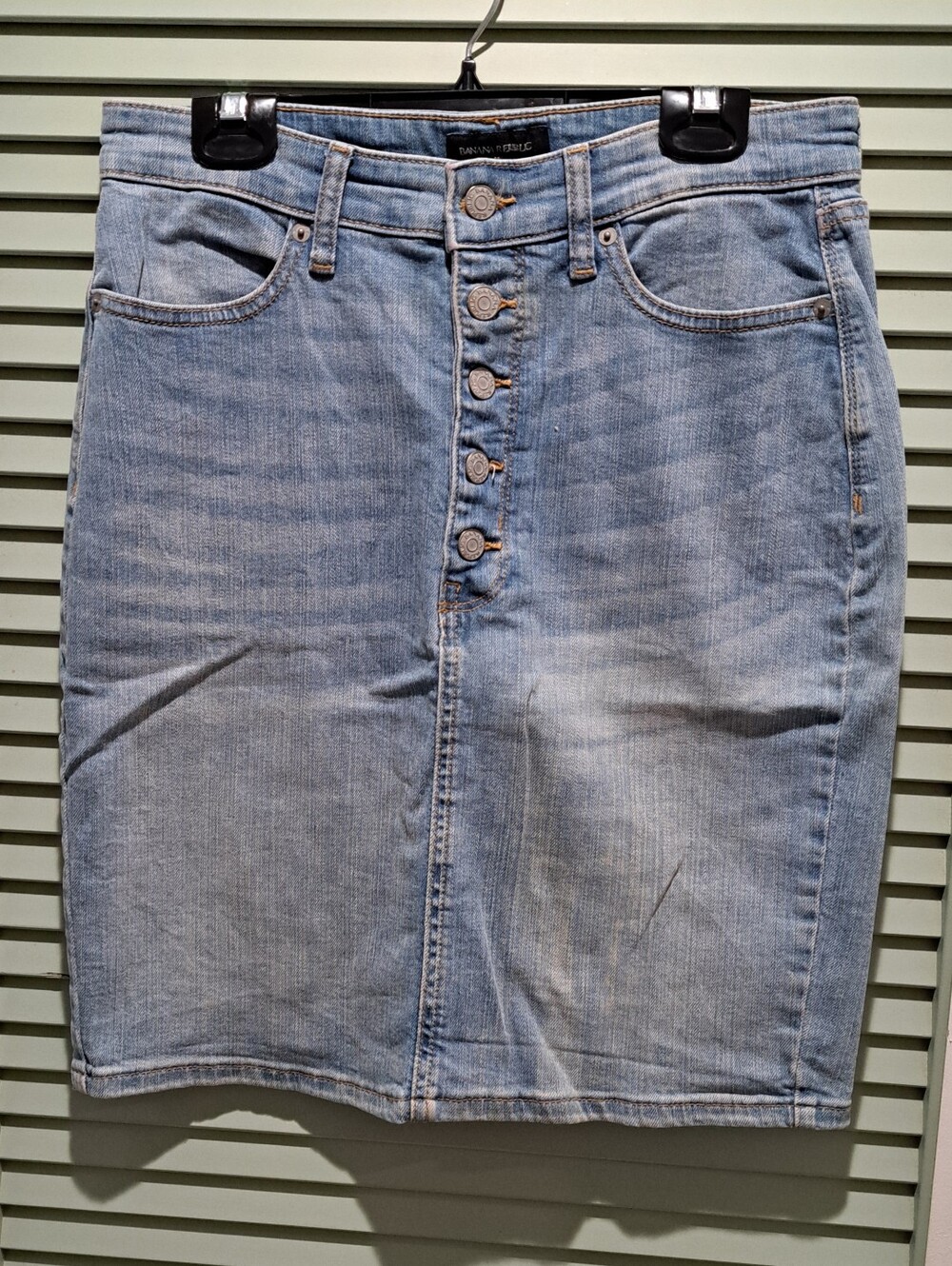 Banana Republic Denim Pencil Skirt, Medium-Light Blue Denim, S. 4, EUC